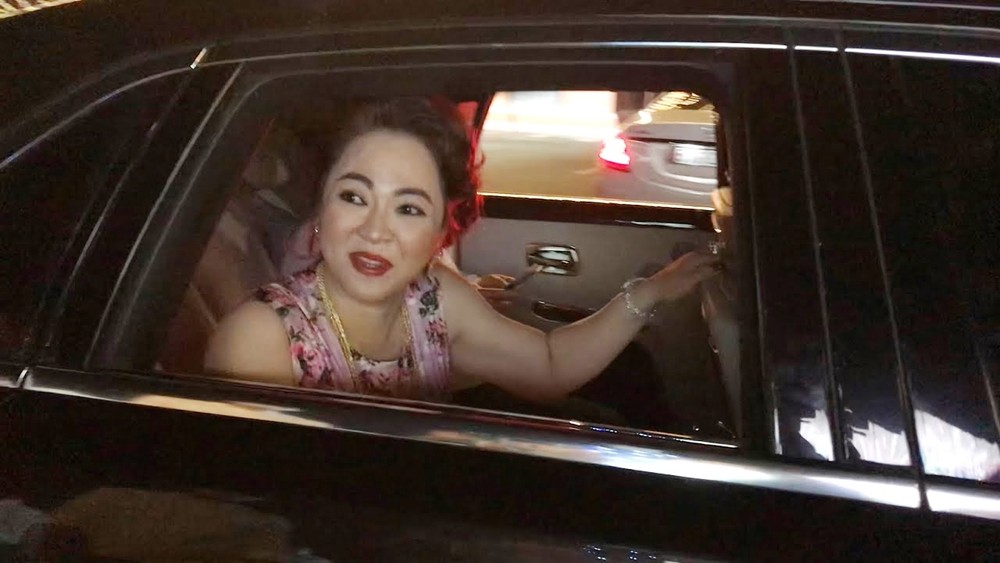 Bà Nguyễn Phương Hằng di chuyển trên chiếc xe siêu sang Rolls-Royce Ghost Series II